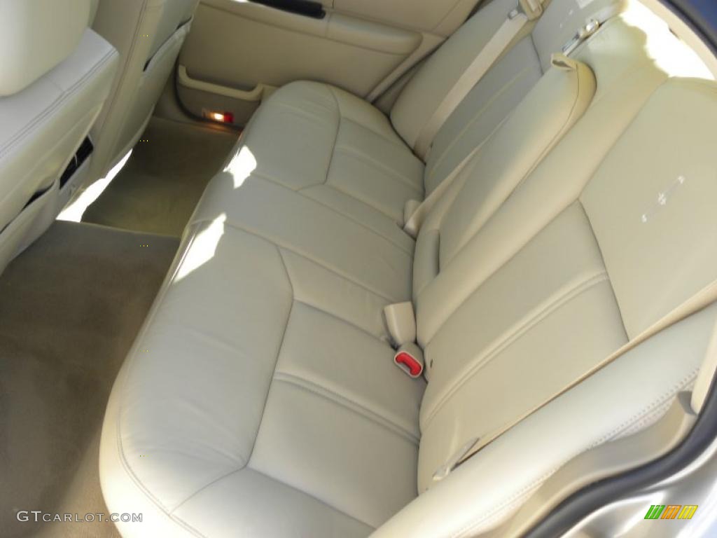 Light Camel Interior 2010 Lincoln Town Car Signature Limited Photo #39879415