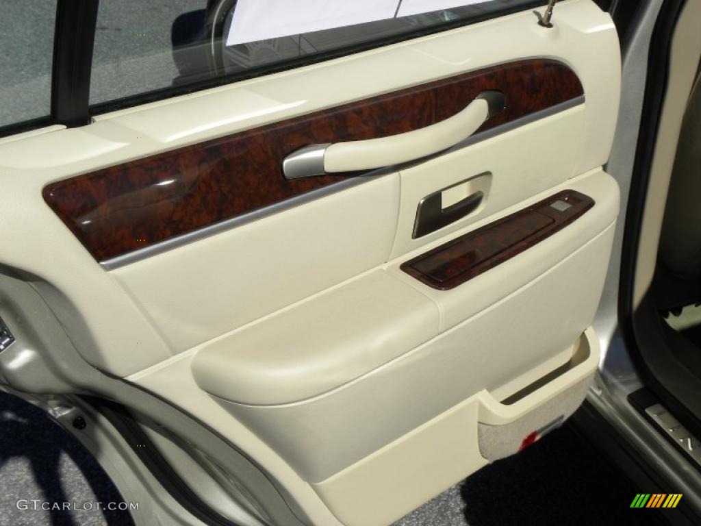 2010 Lincoln Town Car Signature Limited Light Camel Door Panel Photo #39879423