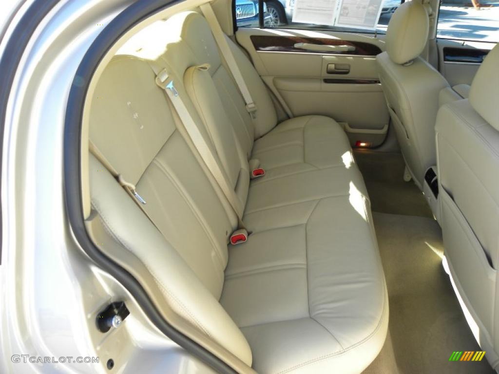 Light Camel Interior 2010 Lincoln Town Car Signature Limited Photo #39879443