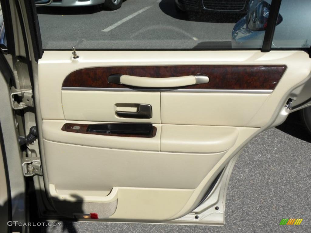 2010 Lincoln Town Car Signature Limited Light Camel Door Panel Photo #39879451