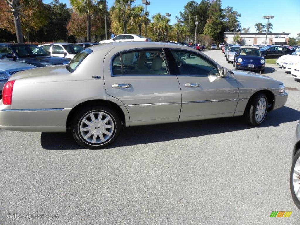 Light French Silk Metallic 2010 Lincoln Town Car Signature Limited Exterior Photo #39879455