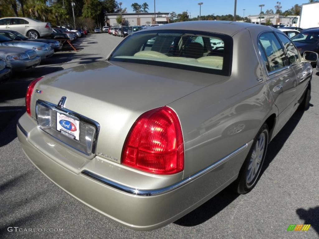 Light French Silk Metallic 2010 Lincoln Town Car Signature Limited Exterior Photo #39879467