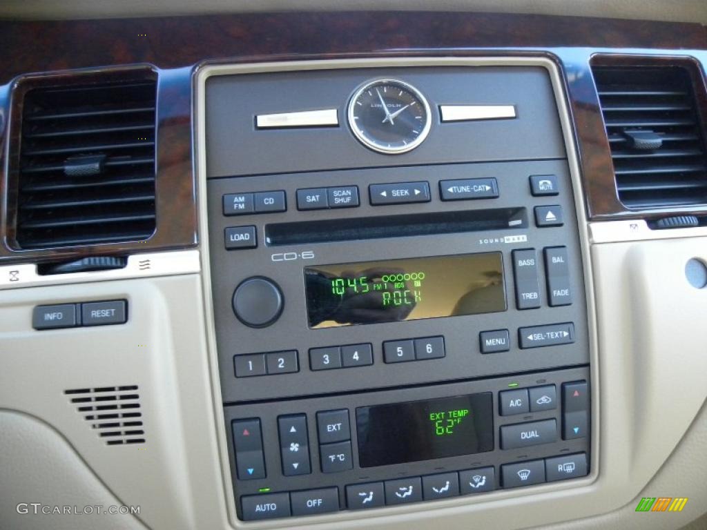 2010 Lincoln Town Car Signature Limited Controls Photo #39879511