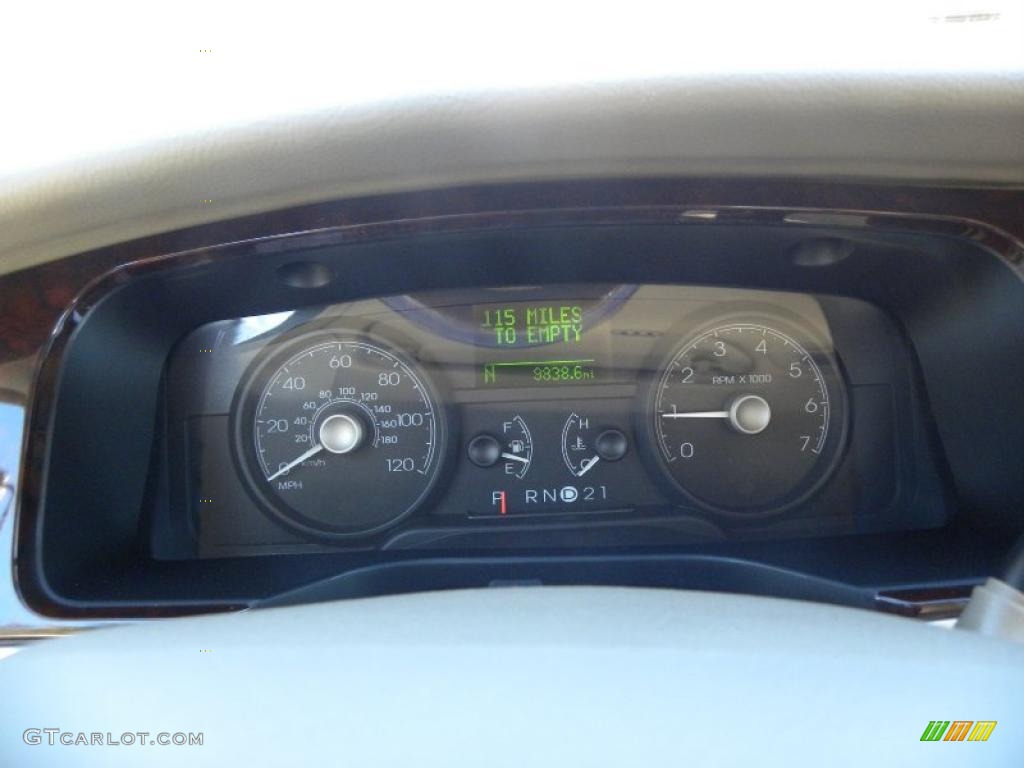 2010 Lincoln Town Car Signature Limited Gauges Photo #39879527