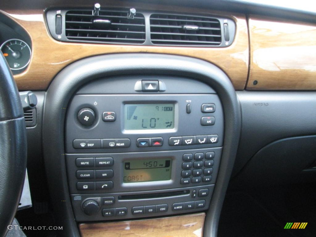 2003 Jaguar X-Type 2.5 Controls Photo #39879599