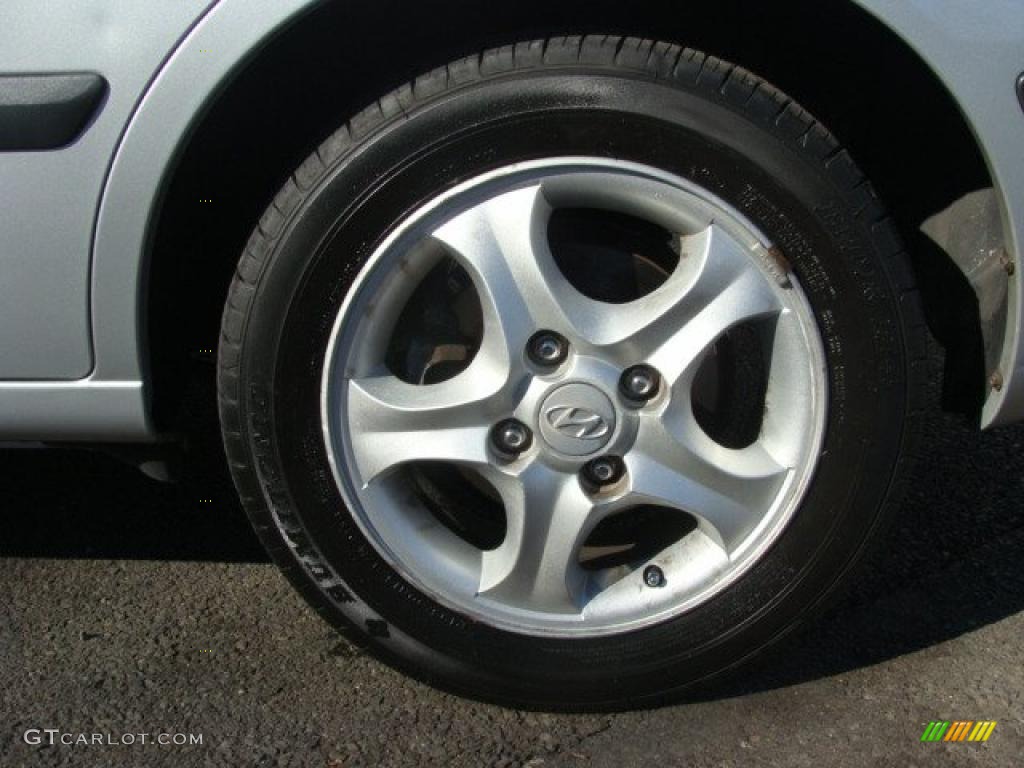 2004 Hyundai Elantra GT Sedan Wheel Photo #39885048