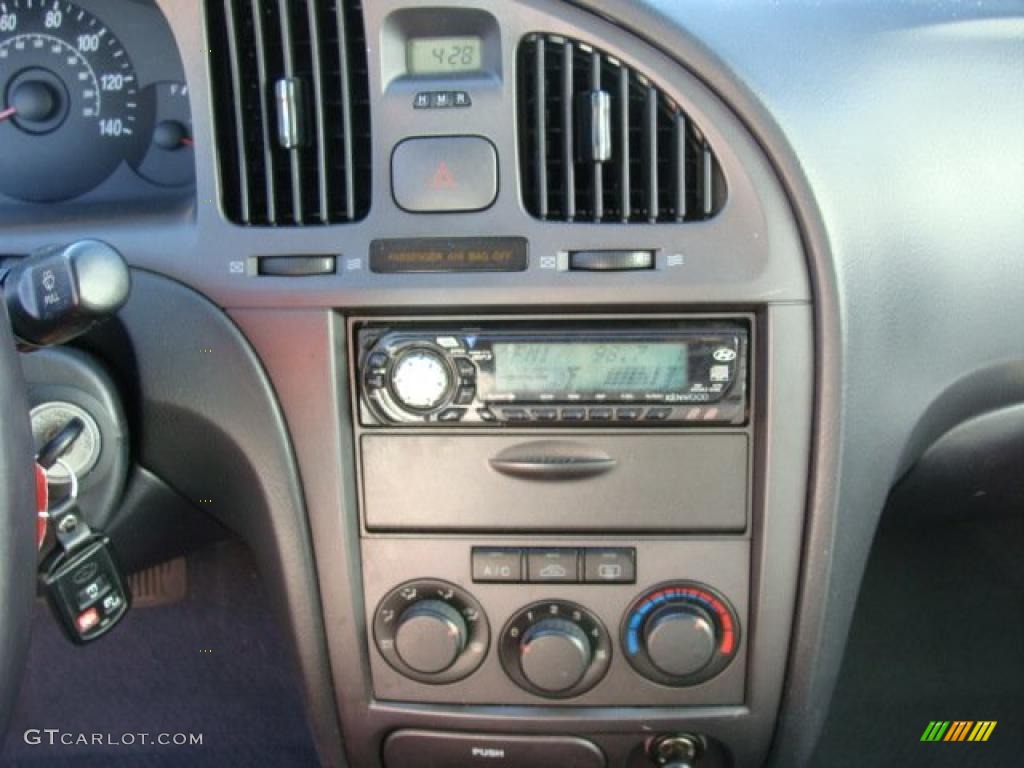 2004 Hyundai Elantra GT Sedan Controls Photos