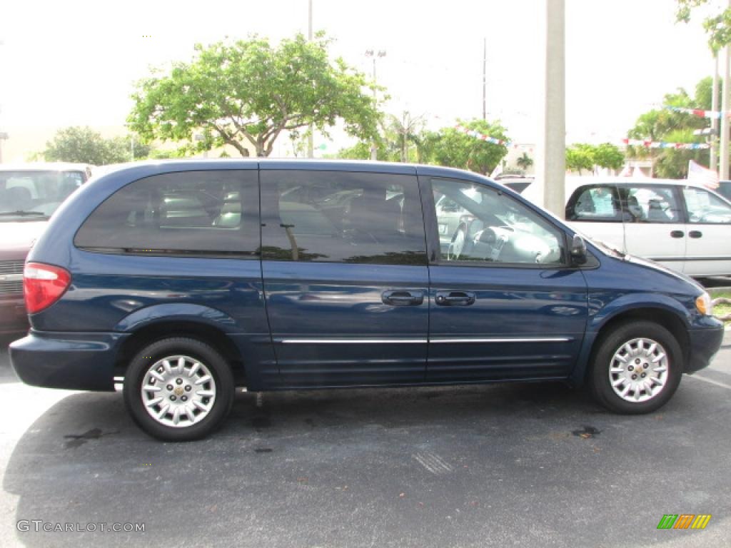Patriot Blue Pearlcoat 2002 Chrysler Town & Country LXi Exterior Photo #39886940
