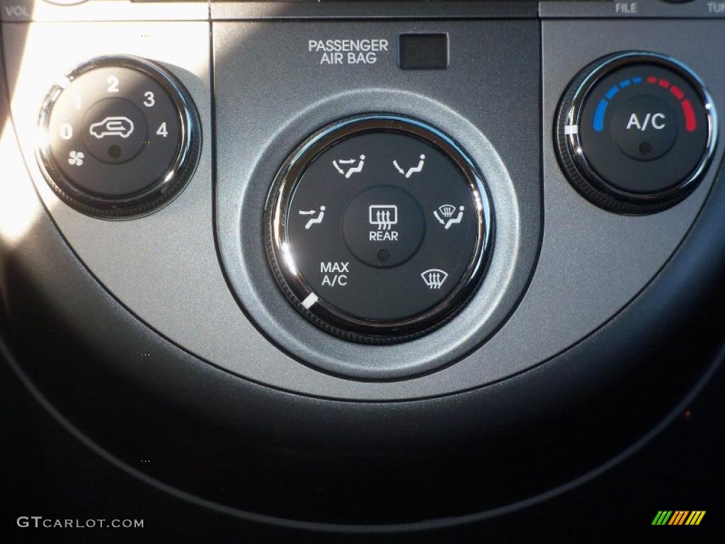 2011 Kia Soul + Controls Photo #39890680