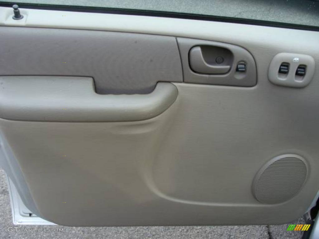 2002 Caravan SE - Bright Silver Metallic / Taupe photo #6