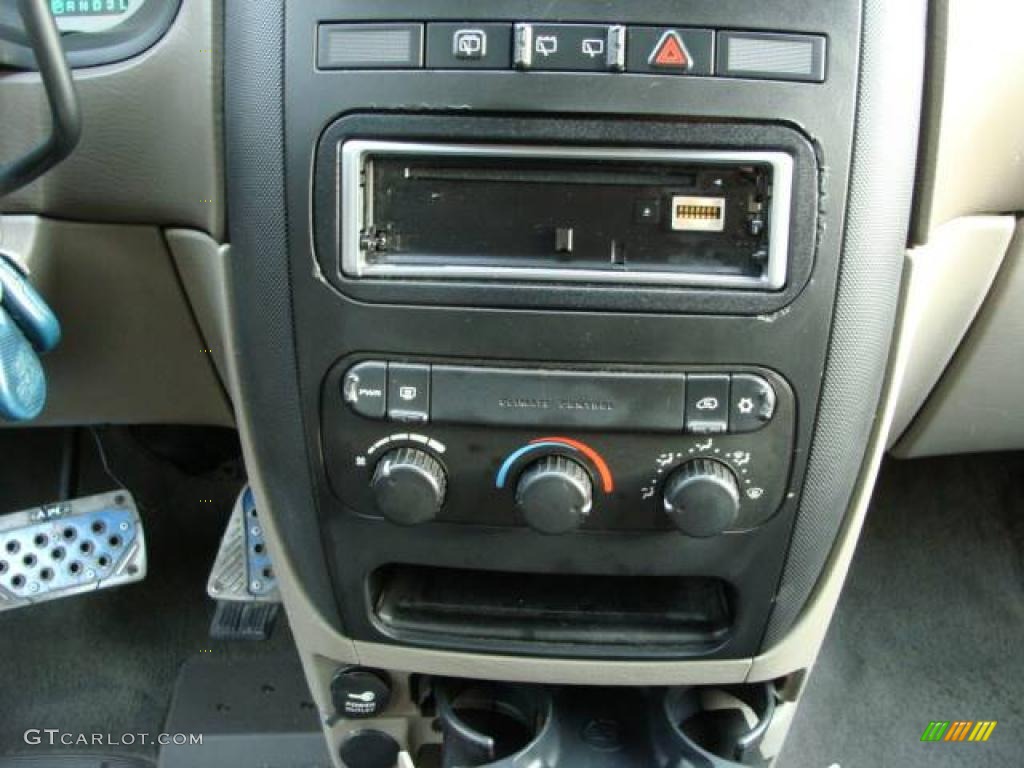 2002 Caravan SE - Bright Silver Metallic / Taupe photo #11