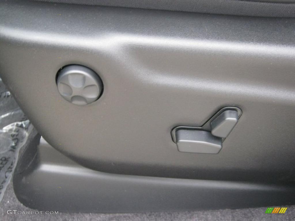 2011 Jeep Grand Cherokee Laredo X Package Controls Photo #39899795
