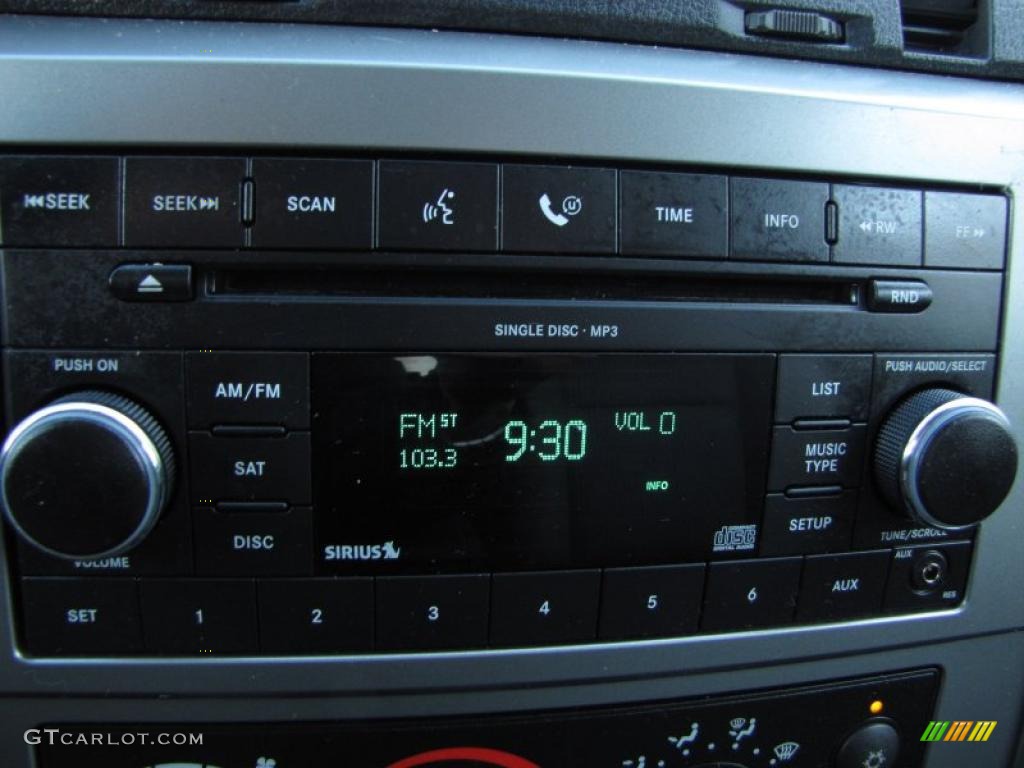 2008 Dodge Dakota SLT Crew Cab Controls Photo #39904831