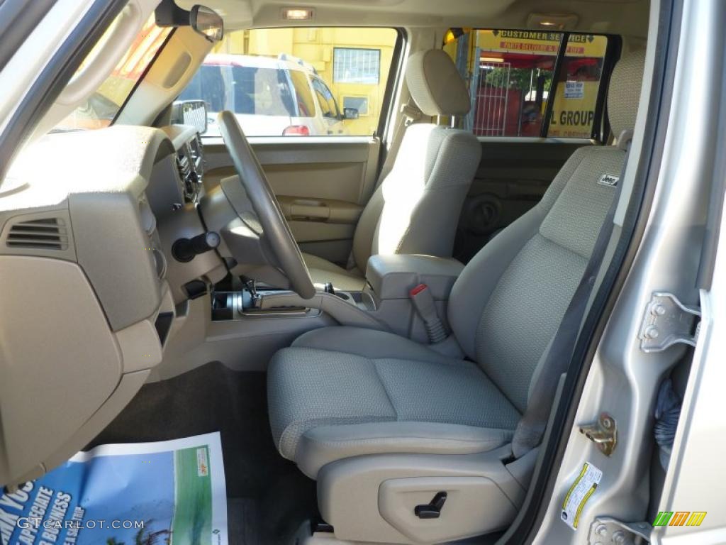 Khaki Interior 2006 Jeep Commander 4x4 Photo #39906275