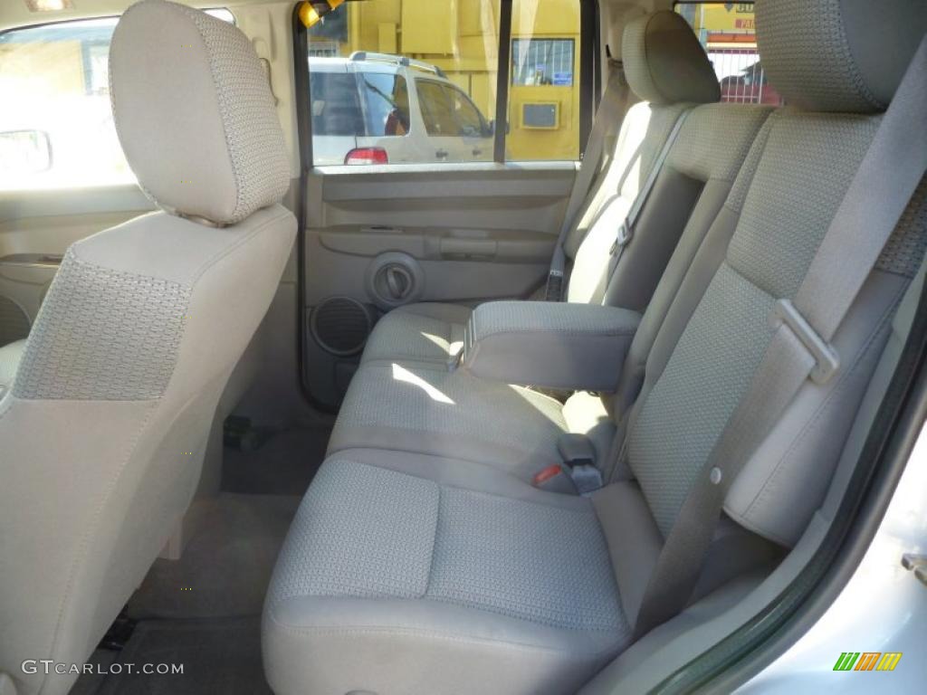 Khaki Interior 2006 Jeep Commander 4x4 Photo #39906291