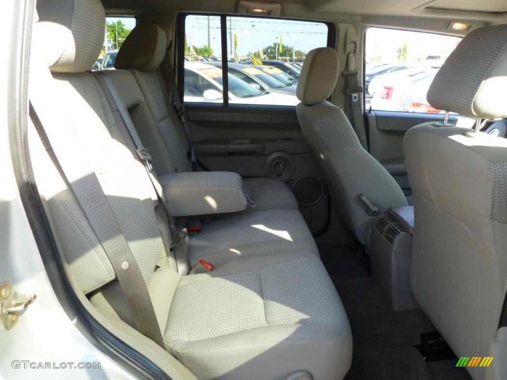 Khaki Interior 2006 Jeep Commander 4x4 Photo #39906307