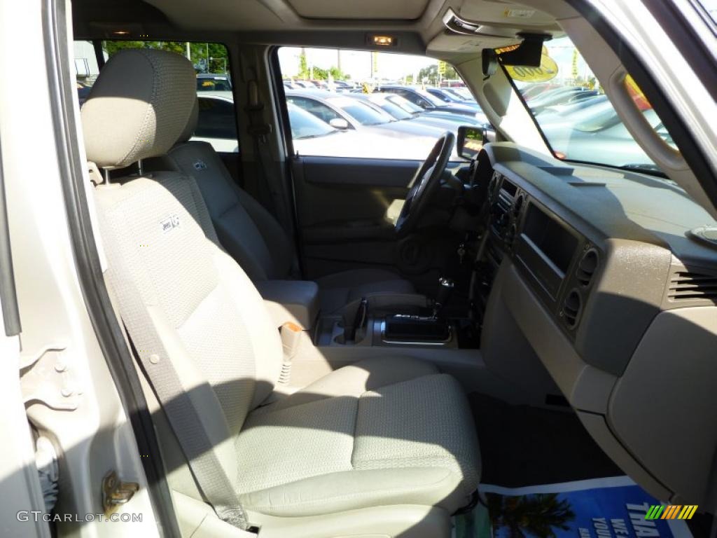Khaki Interior 2006 Jeep Commander 4x4 Photo #39906323