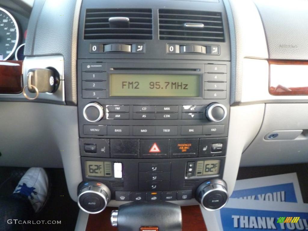 2004 Volkswagen Touareg V6 Controls Photo #39906563