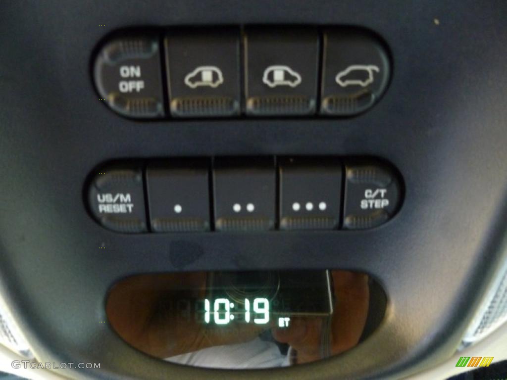 2005 Dodge Grand Caravan SXT Controls Photo #39906827