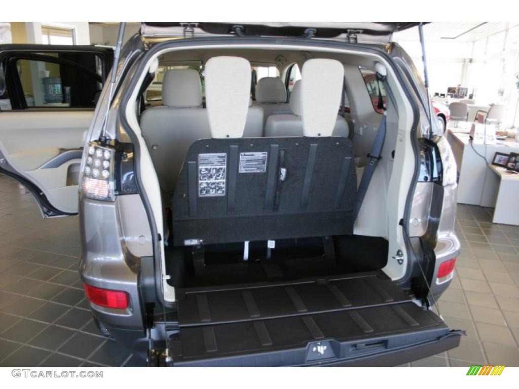 2011 Mitsubishi Outlander SE Trunk Photo #39907919