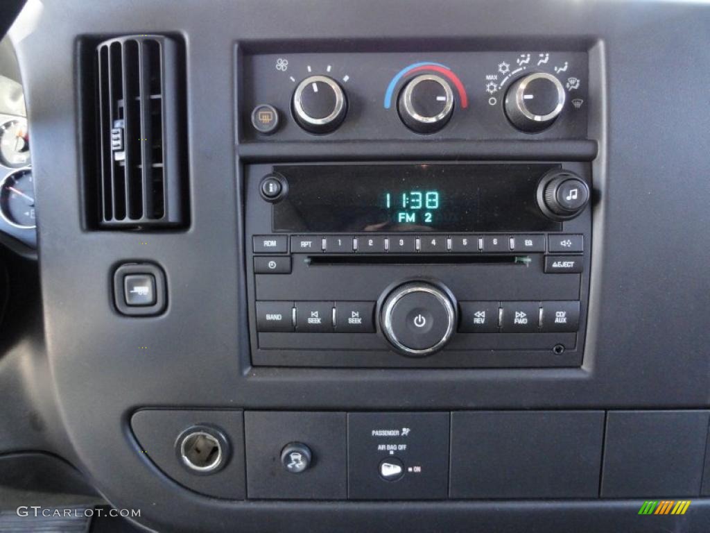 2010 Chevrolet Express LS 3500 Passenger Van Controls Photo #39912955
