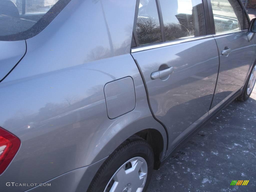 2008 Versa 1.8 S Sedan - Magnetic Gray / Charcoal photo #6