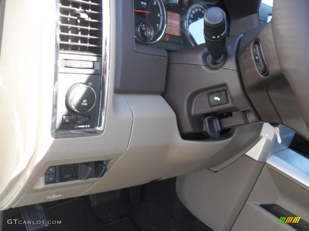 2011 Ram 1500 Laramie Crew Cab - Bright White / Light Pebble Beige/Bark Brown photo #10