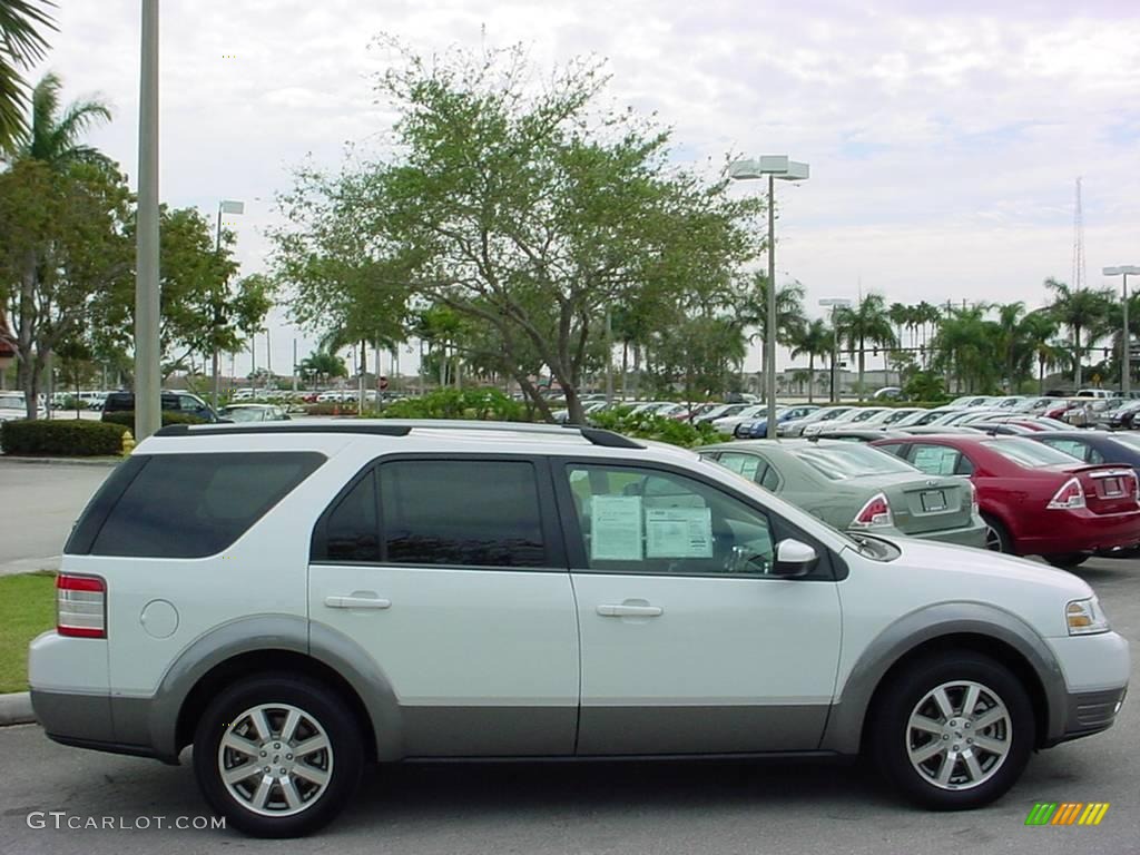 2008 Taurus X SEL - Oxford White / Camel photo #2