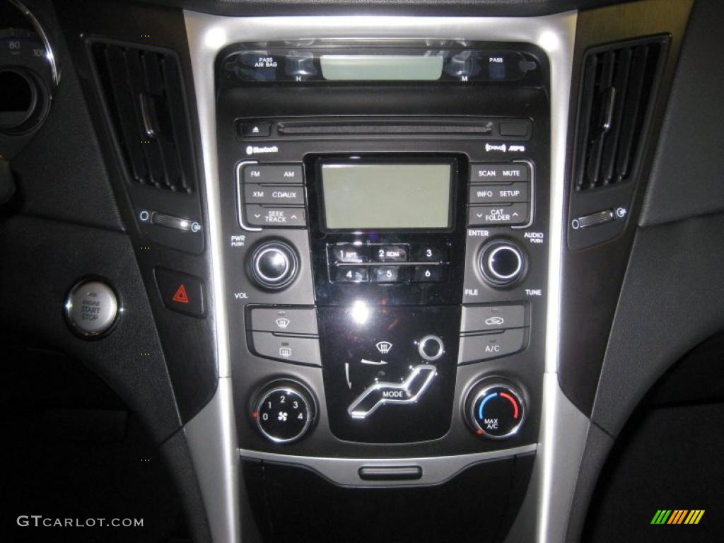 2011 Hyundai Sonata SE Controls Photo #39941118
