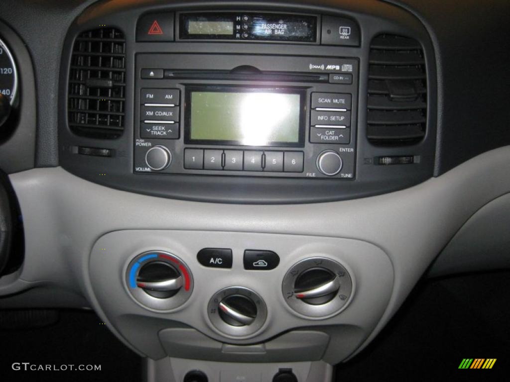 2009 Hyundai Accent GLS 4 Door Controls Photo #39941467