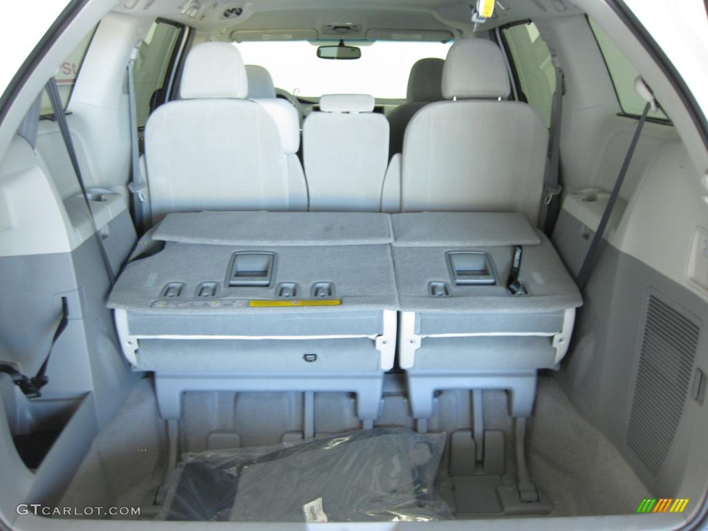 2011 Sienna LE - Super White / Light Gray photo #3