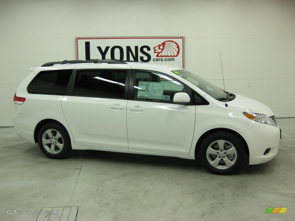 2011 Sienna LE - Super White / Light Gray photo #20