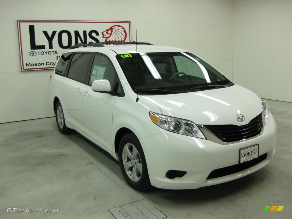 2011 Sienna LE - Super White / Light Gray photo #24