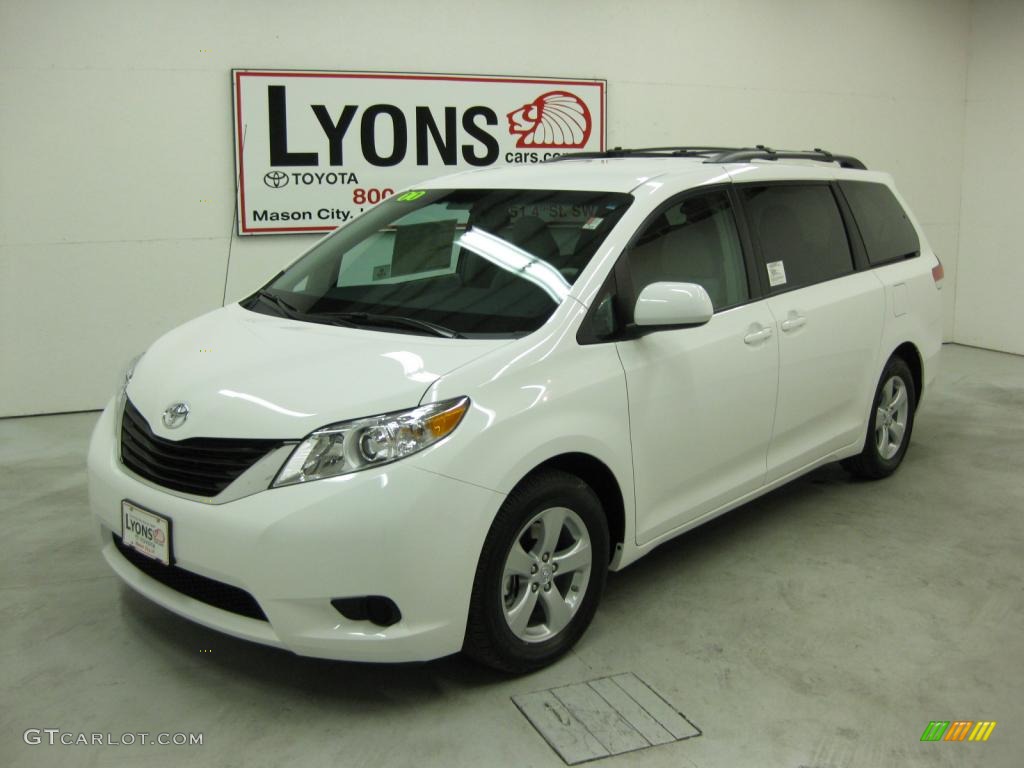 2011 Sienna LE - Super White / Light Gray photo #25