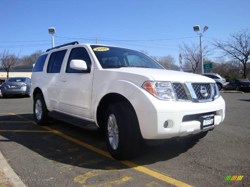 2006 Pathfinder LE 4x4 - Avalanche White / Graphite photo #13