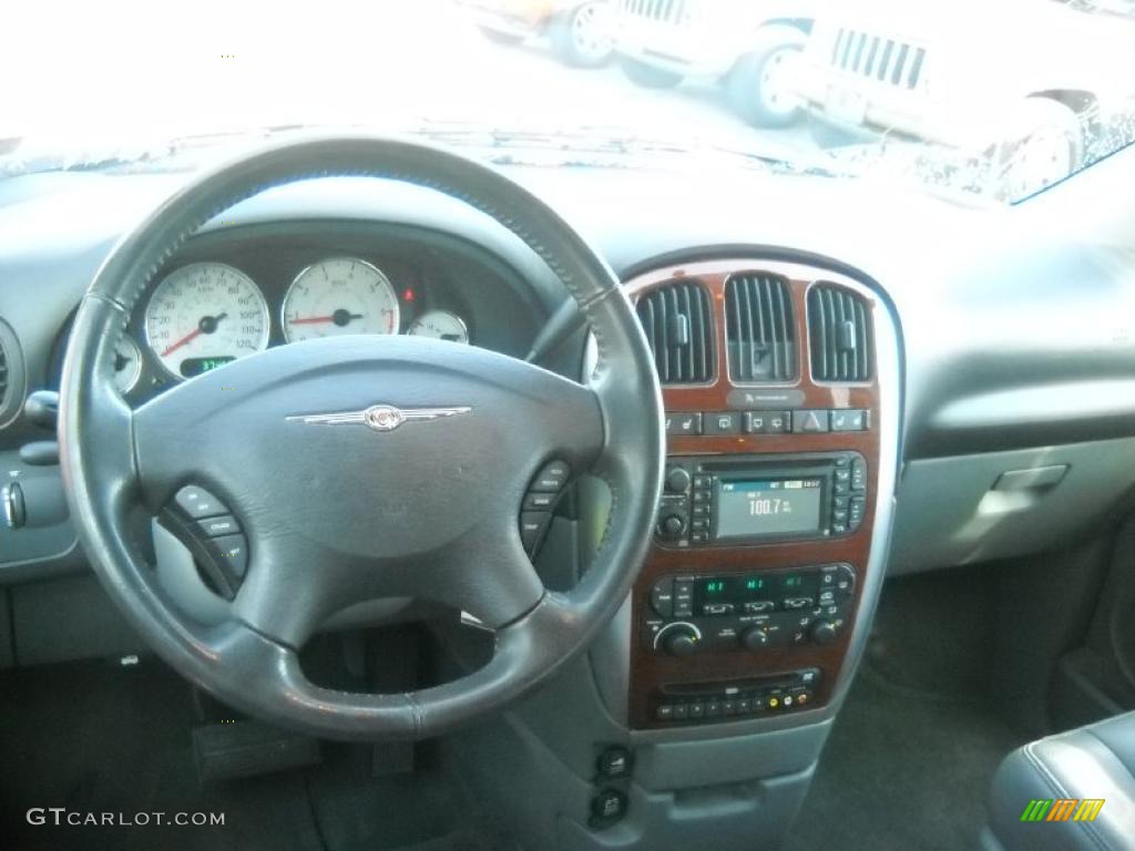 2007 Chrysler Town & Country Limited Dashboard Photos