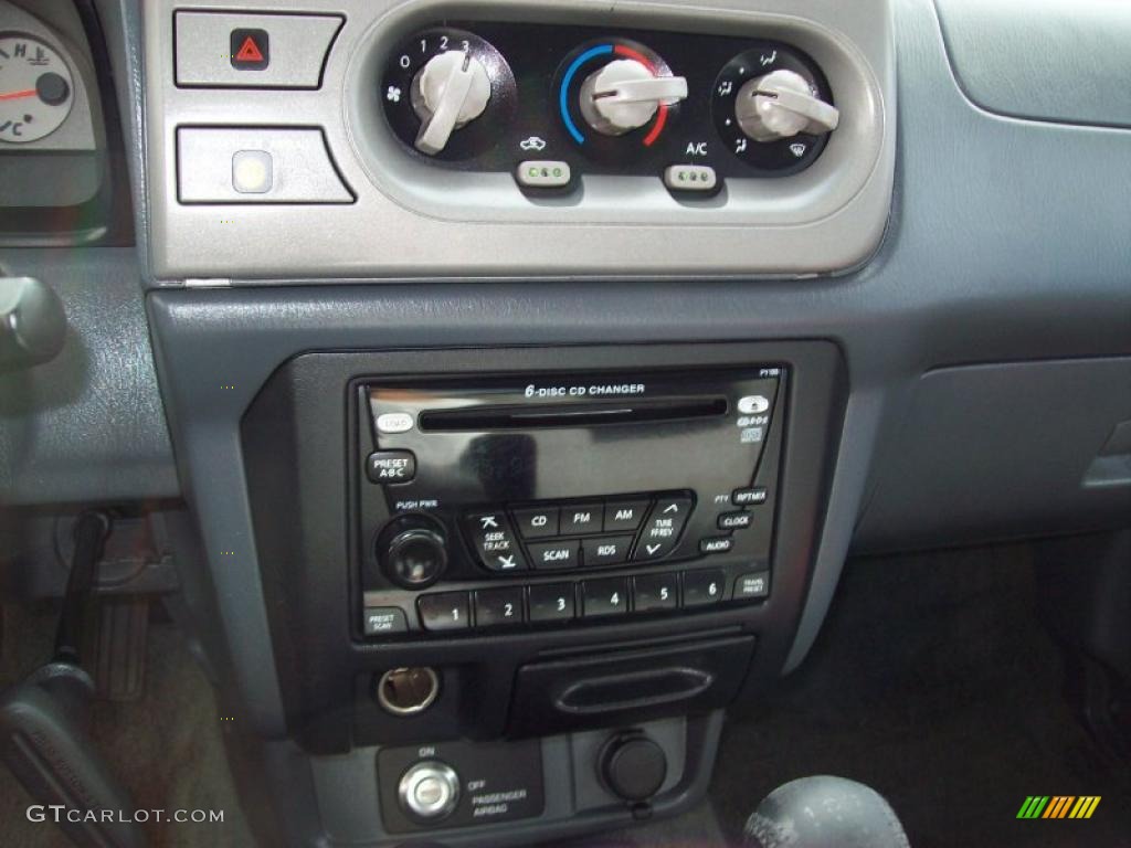 2001 Nissan Frontier SE V6 King Cab 4x4 Controls Photo #40012638