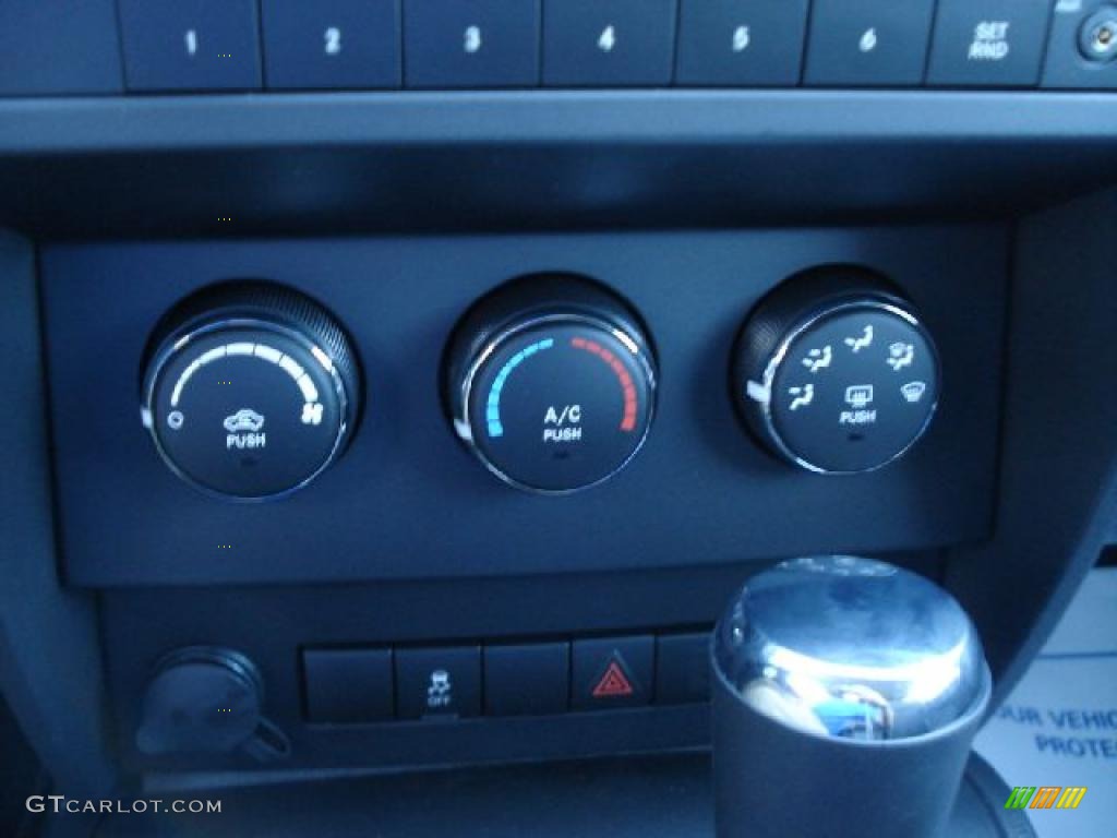 2011 Dodge Nitro Heat Controls Photo #40013114