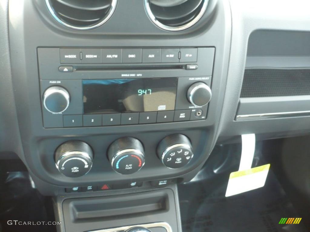 2011 Jeep Patriot Latitude Controls Photo #40015822