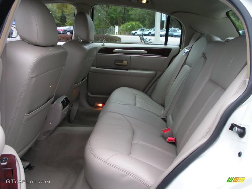 Medium Light Stone Interior 2006 Lincoln Town Car Signature Limited Photo #40019246