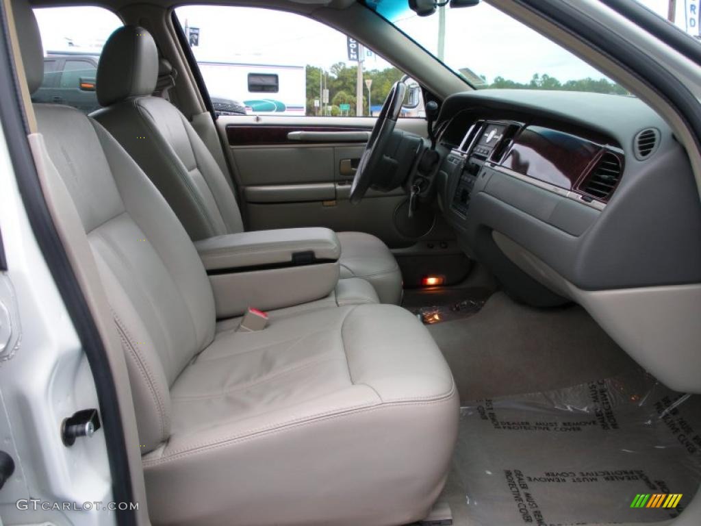 Medium Light Stone Interior 2006 Lincoln Town Car Signature Limited Photo #40019278