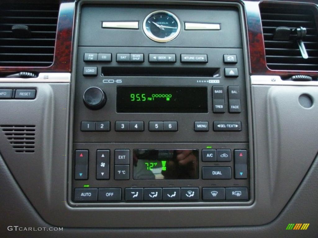 2006 Lincoln Town Car Signature Limited Controls Photo #40019386