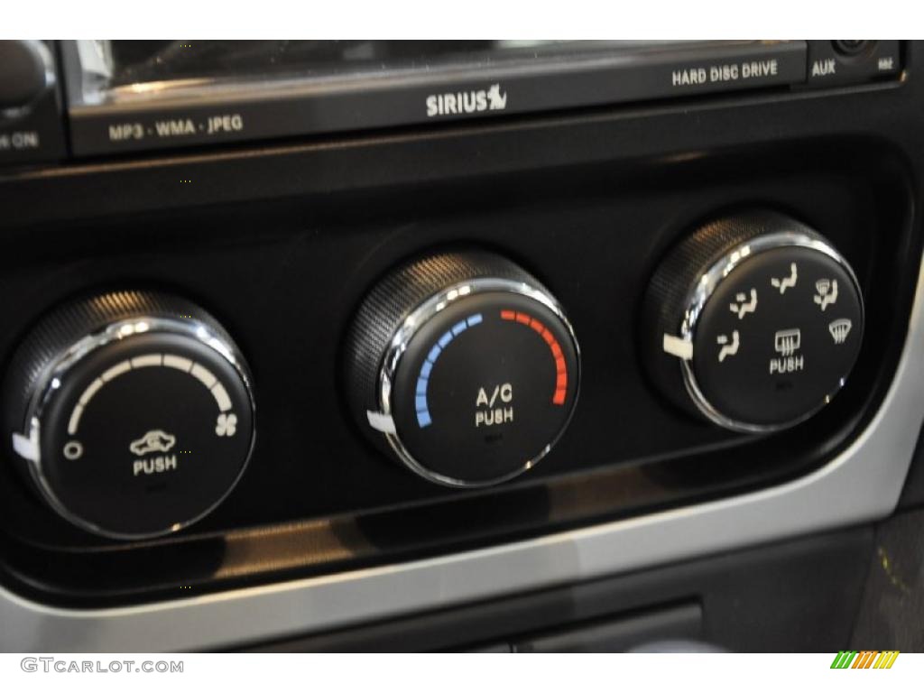 2011 Dodge Caliber Heat Controls Photo #40025970