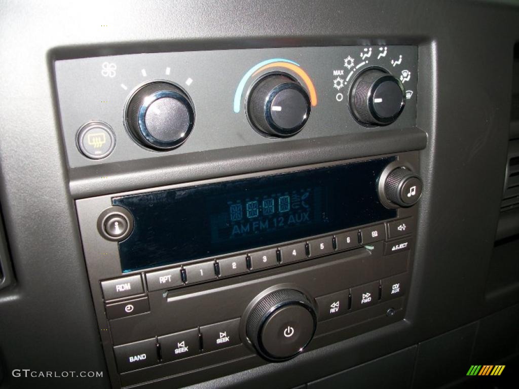 2011 Chevrolet Express 2500 Work Van Controls Photo #40033522