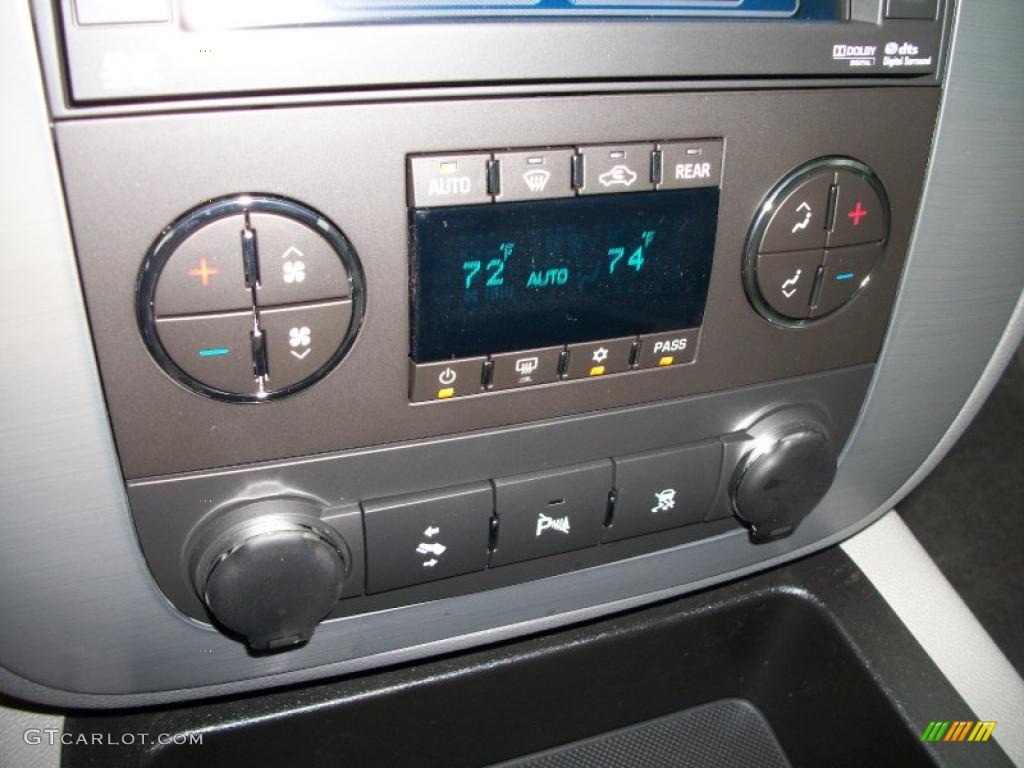 2011 Chevrolet Suburban LT 4x4 Controls Photo #40034062