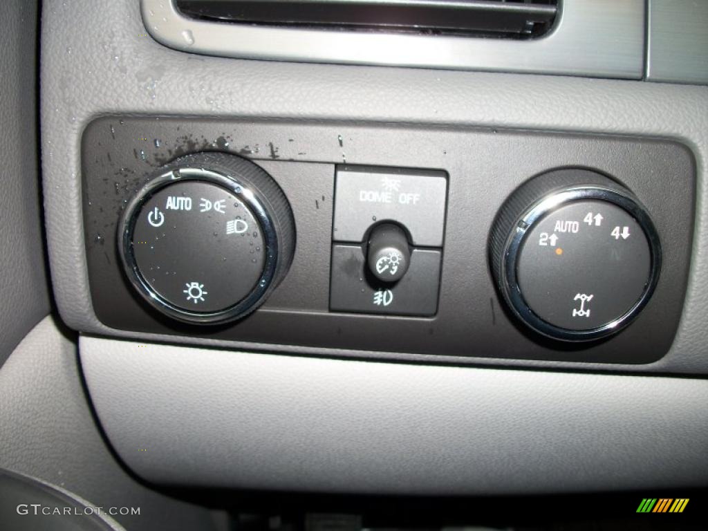 2011 Chevrolet Suburban LT 4x4 Controls Photo #40034170