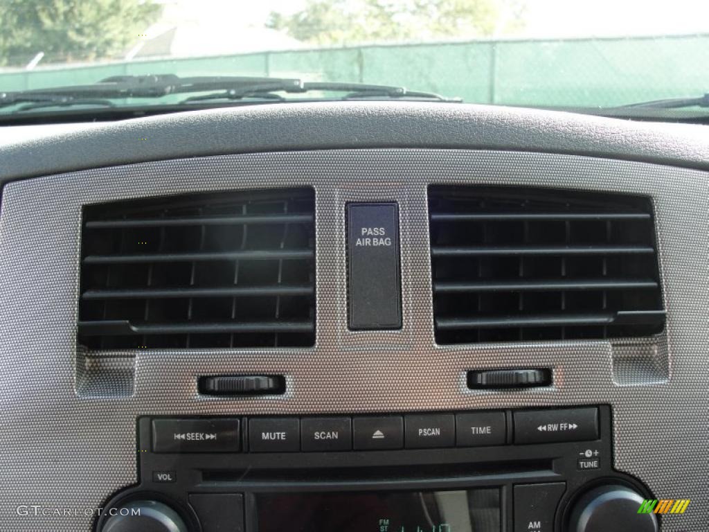 2007 Dodge Dakota SLT Club Cab Controls Photo #40035874