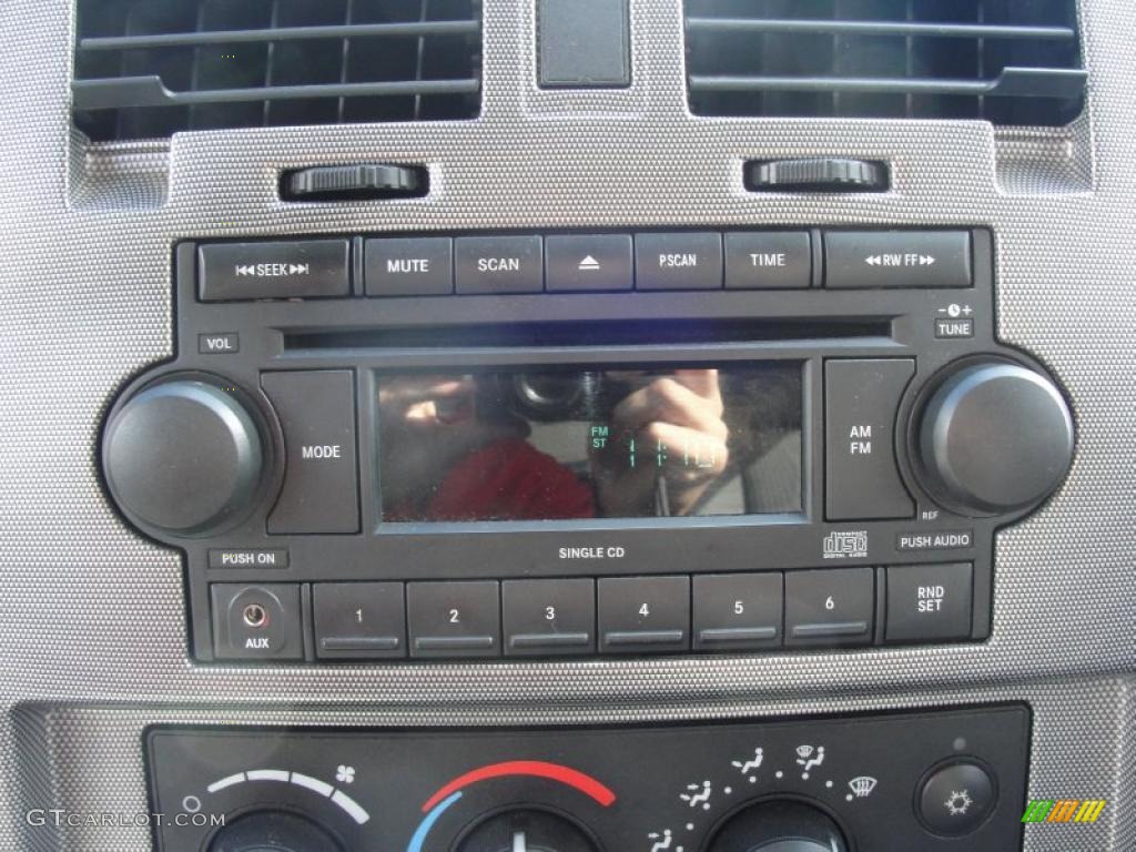 2007 Dodge Dakota SLT Club Cab Controls Photo #40035886