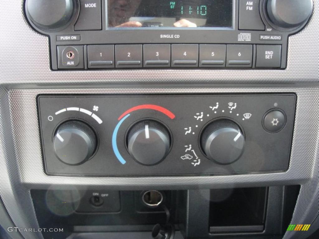 2007 Dodge Dakota SLT Club Cab Controls Photo #40035902