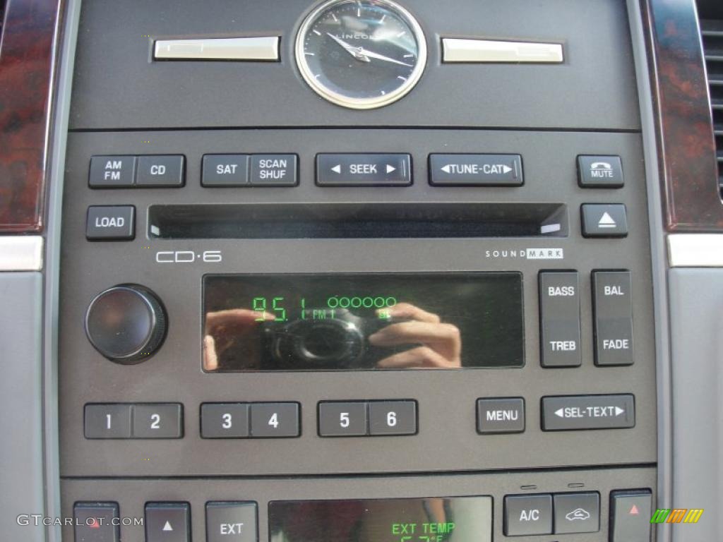 2007 Lincoln Town Car Signature Limited Controls Photo #40036446